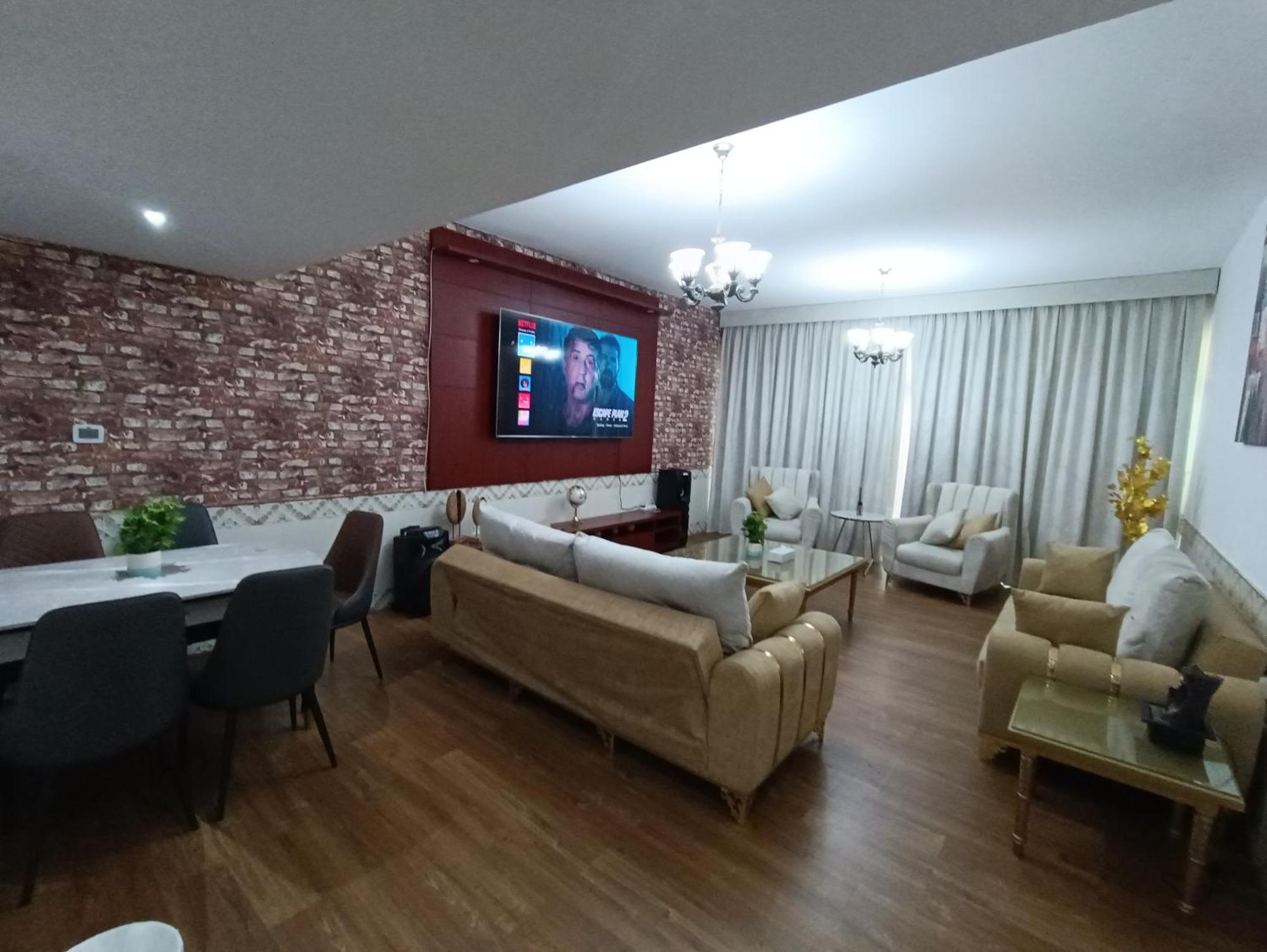 شقة كبيرة وفخمة Large And Luxury Two Bedroom Adschman Exterior foto