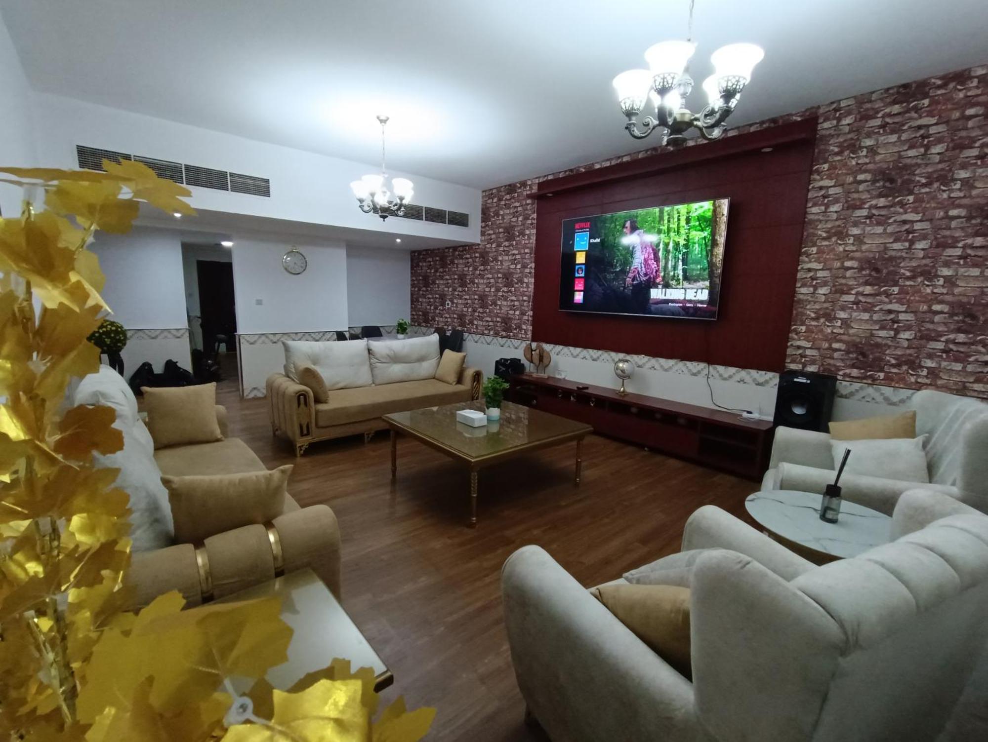 شقة كبيرة وفخمة Large And Luxury Two Bedroom Adschman Exterior foto