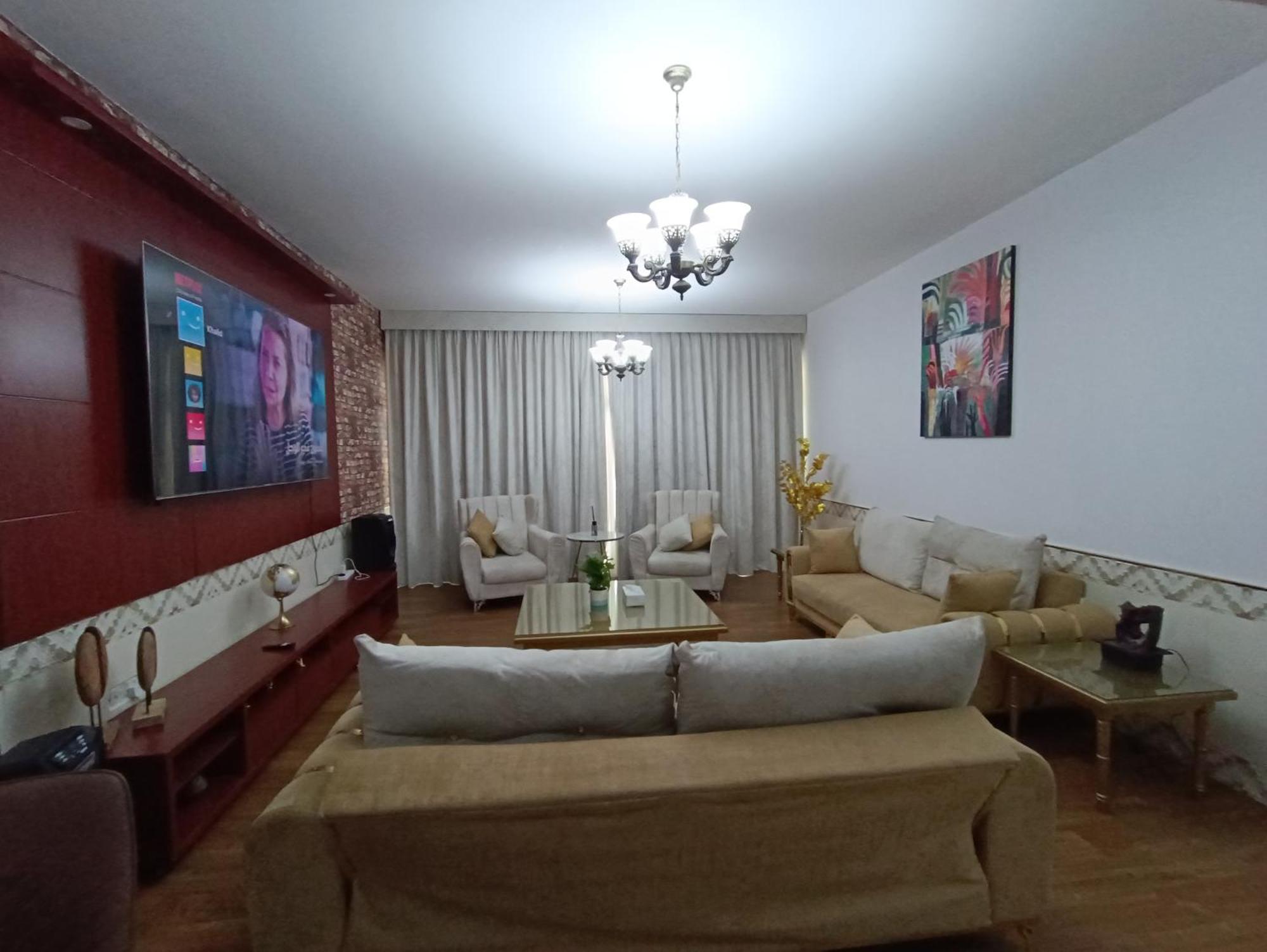 شقة كبيرة وفخمة Large And Luxury Two Bedroom Adschman Exterior foto