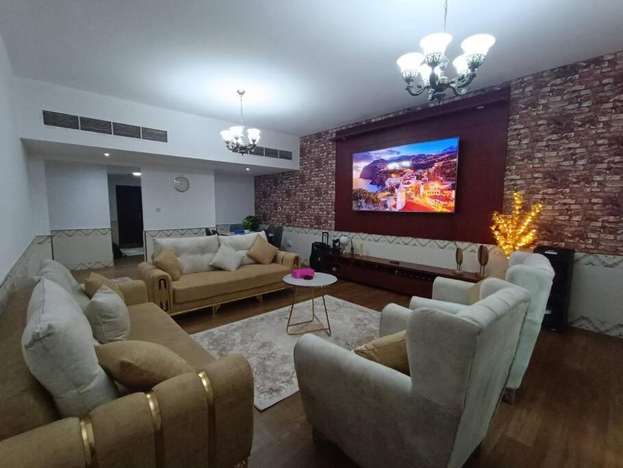 شقة كبيرة وفخمة Large And Luxury Two Bedroom Adschman Exterior foto