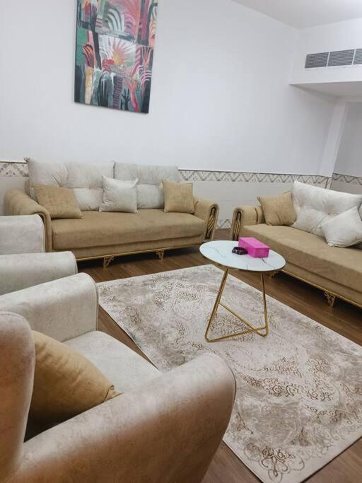 شقة كبيرة وفخمة Large And Luxury Two Bedroom Adschman Exterior foto
