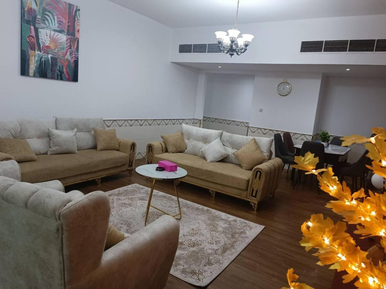 شقة كبيرة وفخمة Large And Luxury Two Bedroom Adschman Exterior foto